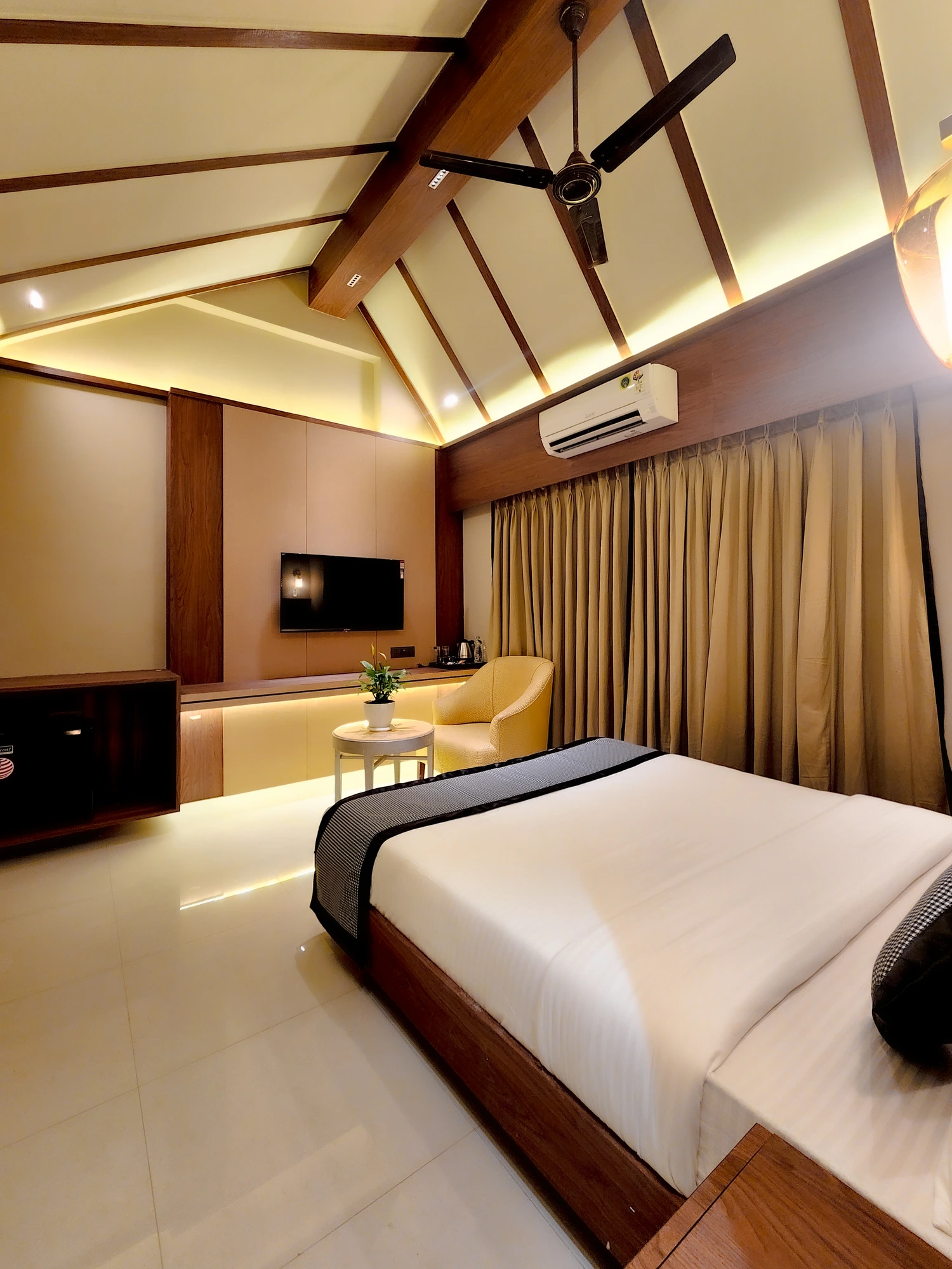 Superior Deluxe room photo 3 at Hotel Falcon Inn, Byculla