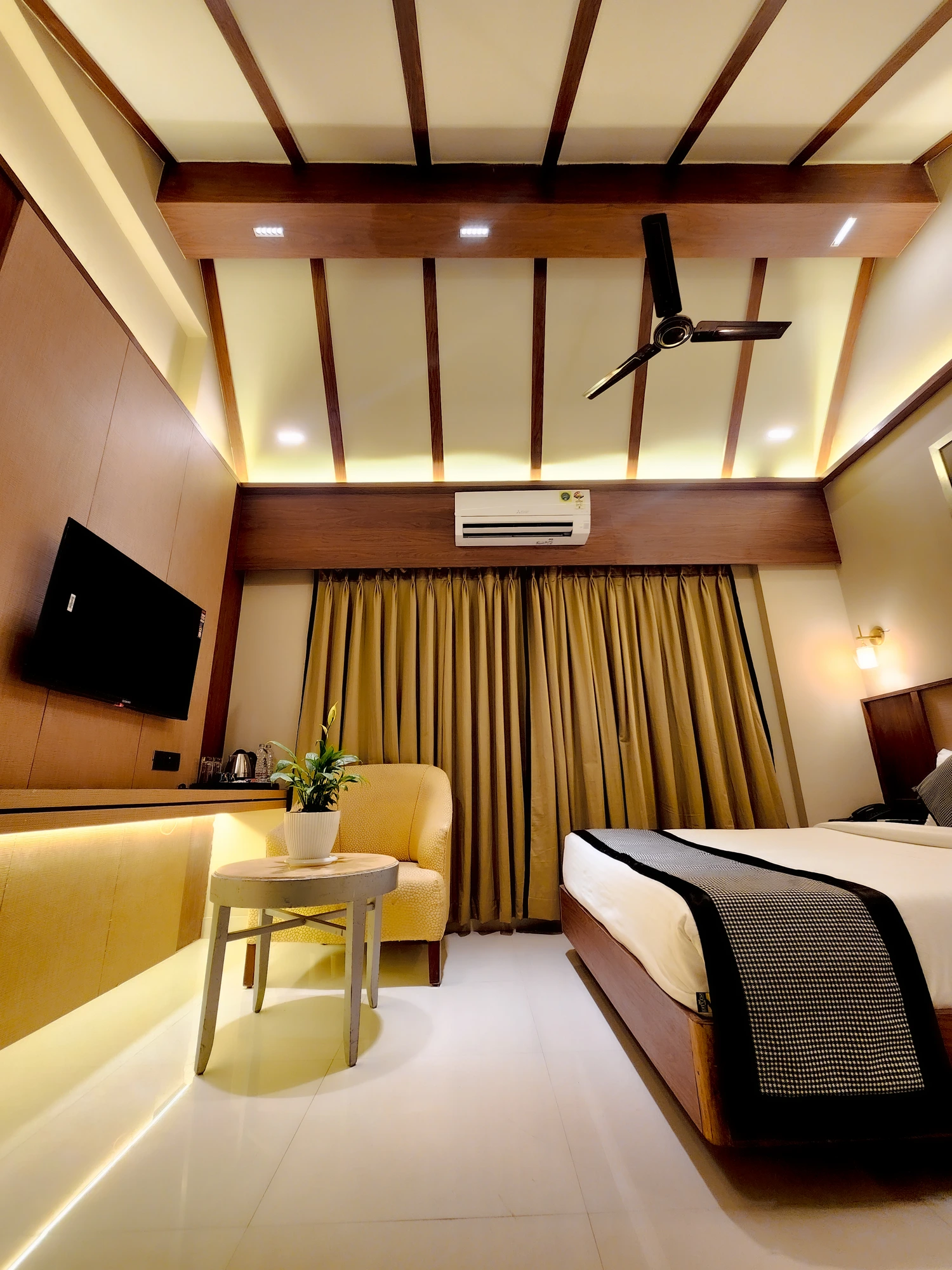 Superior Deluxe room photo 4 at Hotel Falcon Inn, Byculla